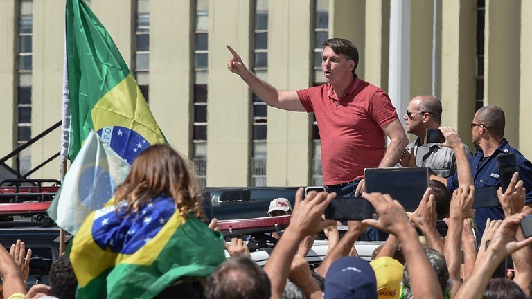 Tổng thống Brazil Bolsonaro trong một cuộc biểu tình chống việc thực hiện giãn cách xã hội chống lây nhiễm COVID-19.