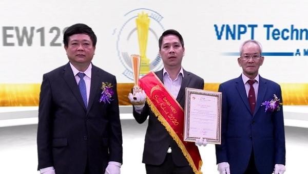 Đại diện Tập đoàn VNPT lên nhận Chứng nhận và Kỷ niệm chương của Ban tổ chức Danh hiệu Sao Khuê 2020.