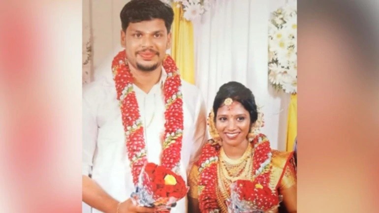 Cặp vợ chồng Sooraj và Uthra trong ngày cưới.