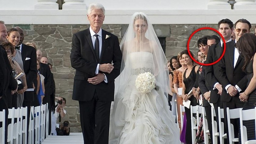 Maxwell (trong vòng màu đỏ) là một trong những khách mời tại đám cưới của Chelsea Clinton tháng 7/2010 tại ngoại ô New York.

