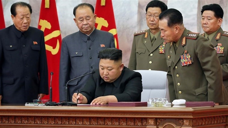 Nhà lãnh đạo Triều Tiên Kim Jong-un và các quan chức quân sự nước này. Ảnh: KCNA.