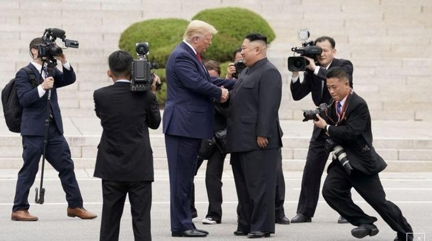 Tổng thốngMỹ Donald Trump gặp nhà lãnh đạo Triều Tiên Kim Jong-un tại khu phi quân sự ngăn cách hai miền Triều Tiên, tại Panmunjom, Hàn Quốc, ngày 30/6/2019. Ảnh: REUTERS