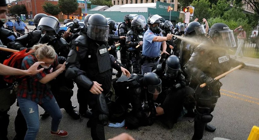 Bạo loạn ở Minneapolis: Cảnh sát cố tình xịt hơi cay vào mặt phóng viên