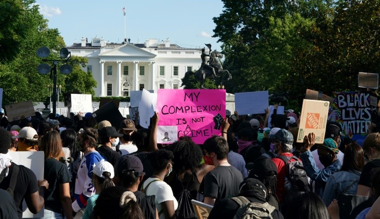 Những người biểu tình  gần Nhà Trắng. Ảnh: AFP