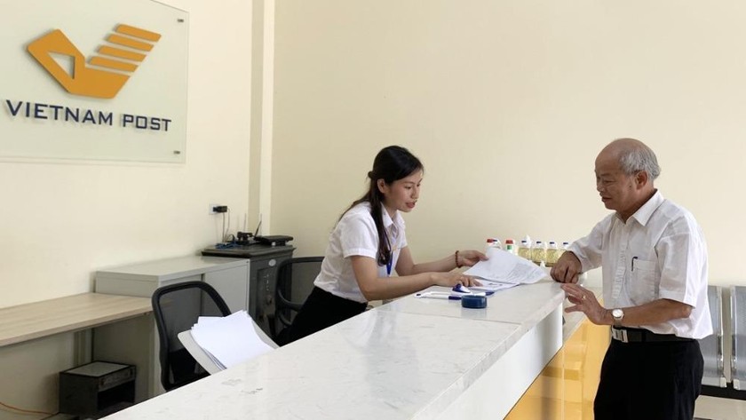 Nhân viên Bưu cục Chợ Gạo, Bưu điện thành phố Hưng Yên tiếp nhận yêu cầu cấp phiếu lý lịch tư pháp của khách hàng.