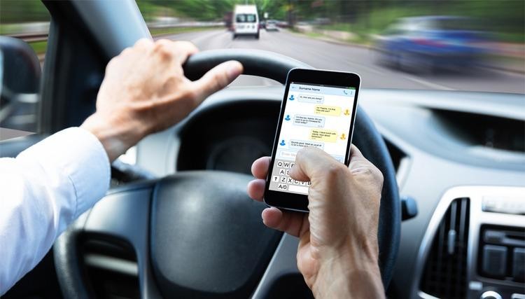 Nghiêm cấm dùng tay sử dụng điện thoại di động khi lái xe