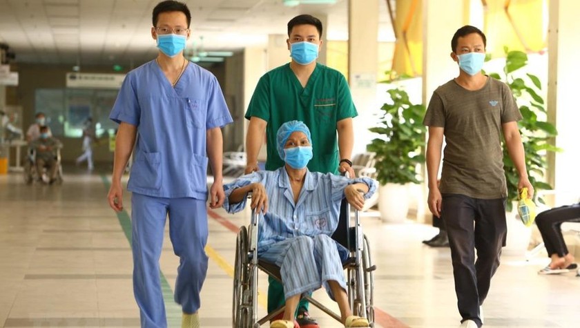 Sáng 3/6, bà Nguyễn Tuyết Hằng - BN19 (64 tuổi, nữ) đã được xuất viện sau gần 3 tháng điều trị. Đây là trường hợp bệnh nặng nhất trong số các bệnh nhân COVID-19 được điều trị tại Bệnh viện Bệnh Nhiệt đới TW đến thời điểm này.