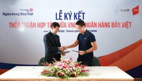 Tổng giám đốc VNG Lê Hồng Minh (phải) và Phó Tổng giám đốc Ngân hàng Bản Việt Lê Văn Bé Mười tại lễ ký kết.