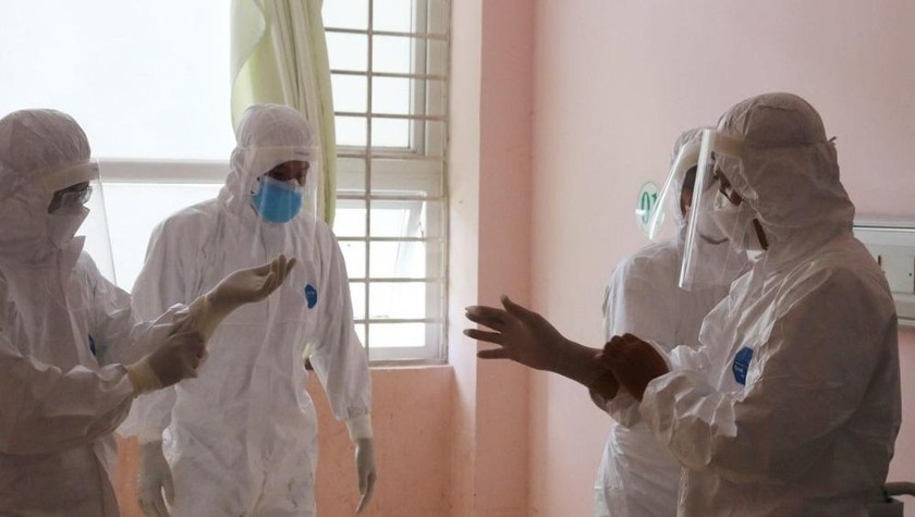 Đội phản ứng nhanh của Bệnh viện Chợ Rẫy hướng dẫn nhân viên y tế Bệnh viện Bà Rịa mặc trang phục bảo hộ. (Ảnh: TTXVN phát)