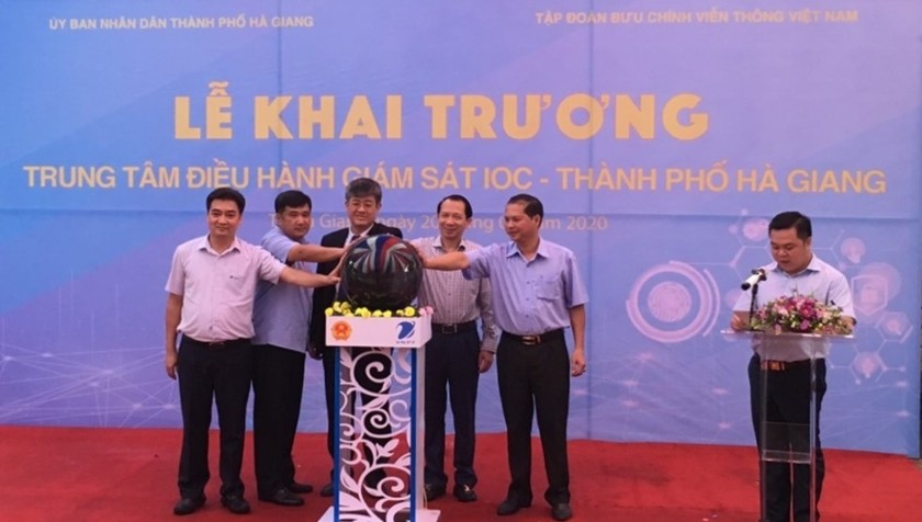 Lãnh đạo UBND tỉnh Hà Giang và Đại diện Tập đoàn VNPT nhấn nút khai trương Trung tâm IOC Hà Giang.