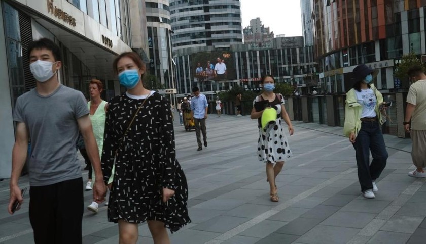 Người dân đeo khẩu trang đi mua sắm tại Bắc Kinh, Trung Quốc, ngày 1/7/2020. Ảnh: REUTERS 