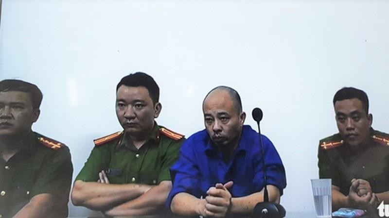 Nguyễn Xuân Đường (áo xanh) sắp hầu tòa trong vai trò là bị cáo vụ án "cố ý gây thương tích" xảy ra tại Công an phường Trần Lãm, Thái Bình ngày 14/11/2014. Ảnh: Tiến Thắng/TTO.