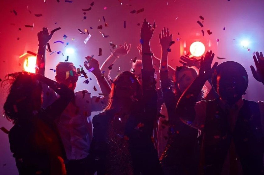 Cảnh nhảy múa trong một hộp đêm. Các quan chức của Tuscaloosa từng không tin rằng các bữa tiệc Covid-19 là có thật. Ảnh: Shutterstock