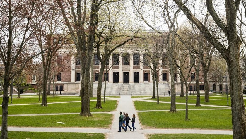 Harvard là một trong những trường đại học và cao đẳng đã tuyên bố sẽ chỉ tổ chức các khóa học trực tuyến vào mùa thu này. Ảnh: Bloomberg/Getty Images.
