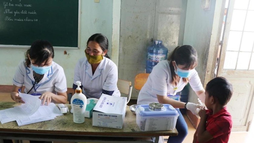 Nhân viên y tế khám sàn lọc và tiêm vắcxin phòng bệnh bạch hầu cho trẻ em dưới 7 tuổi tại buôn Diêo, xã Bông Krang, huyện Lắk, tỉnh Đắk Lắk. 