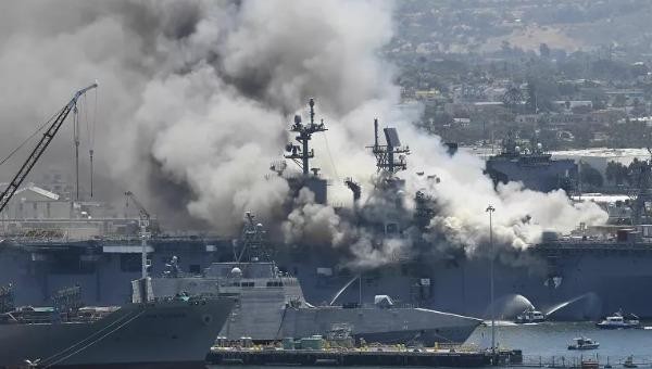 Khói từ đám cháy trên tàu đổ bộ đa năng USS Bonhomme Richard tại căn cứ hải quân Hoa Kỳ ở San Diego. Ảnh: AP