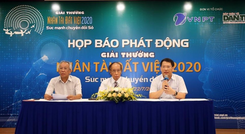 Đại diện Ban tổ chức Giải thưởng Nhân tài Đất Việt 2020 trao đổi với các cơ quan báo chí.