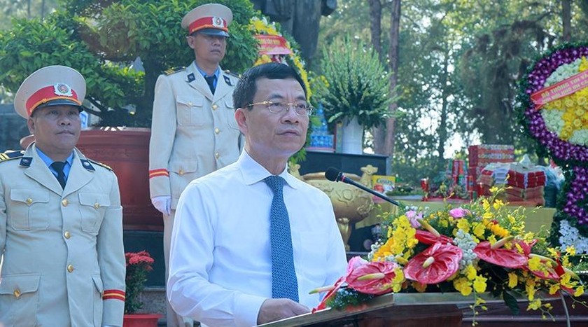 Bộ trưởng Bộ TT&TT Nguyễn Mạnh Hùng đọc diễn văn tưởng niệm các anh hùng, liệt sỹ.