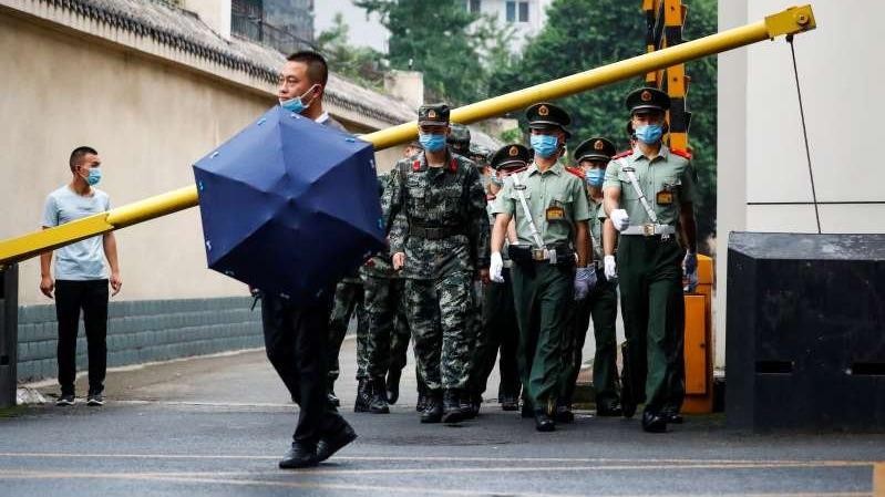 An ninh siết chặt bên ngoài Lãnh sự quán Mỹ tại Thành Đô, Tứ Xuyên, Trung Quốc, ngày 25/7. Ảnh: Reuters.
