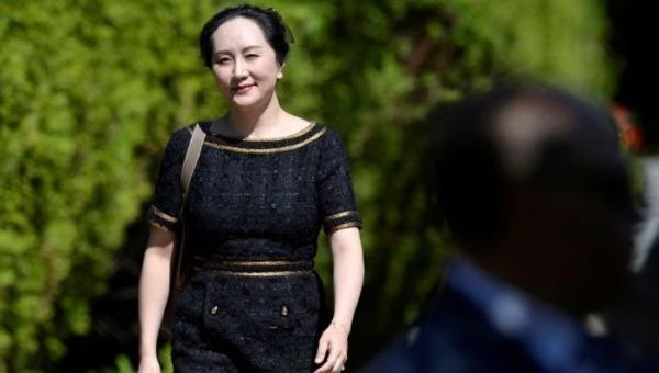 Bà Mạnh Vãn Châu - Giám đốc tài chính của Huawei Technologies - rời nhà đến tham dự phiên tòa tại Vancouver.