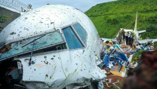Chiếc Boeing 737 của hãng hàng không giá rẻ Ấn Độ Air India Express gẫy làm đôi sau vụ tai nạn.