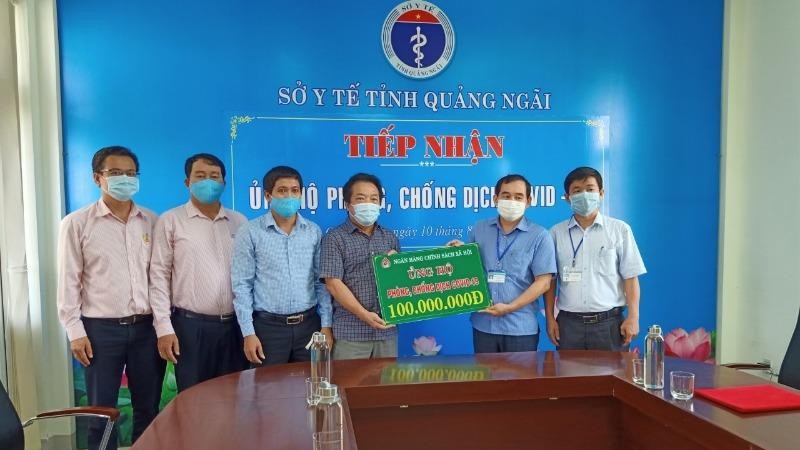 Ông Võ Phiên - Phó Chủ tịch UBND tỉnh, Trưởng Ban đại diện HĐQT NHCSXH tỉnh  Quảng Ngãi - trao ủng hộ tại Sở Y tế Quảng Ngãi.