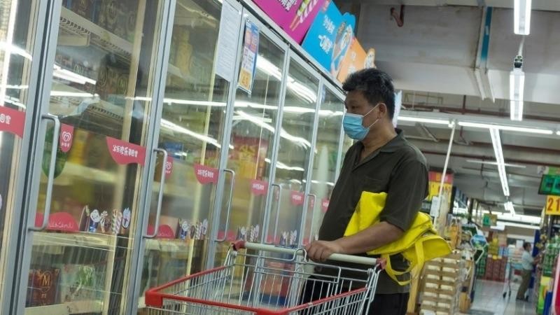 Người dân mua thực phẩm đông lạnh trong siêu thị ở Bắc Kinh, Trung Quốc, ngày 13/8/2020. Ảnh: Reuters