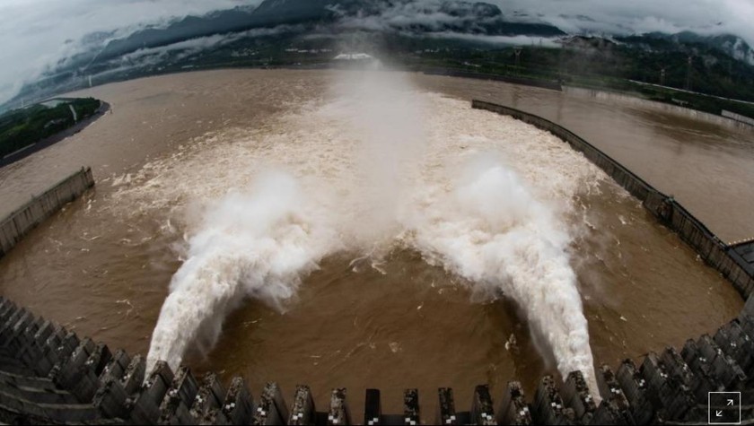 Đập Tam Hiệp trên sông Dương Tử xả nước để hạ thấp mực nước trong hồ chứa sau trận mưa lớn. Ảnh chụp ở Nghi Xương, tỉnh Hồ Bắc, Trung Quốc, ngày 17/7/2020. Ảnh: China Daily/Reuters.