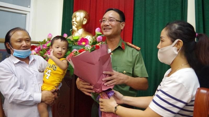 Gia đình cháu Gia Bảo tặng hoa cảm ơn lực lượng công an Bắc Ninh đã khẩn trương điều tra vụ việc, tìm được cháu bé.