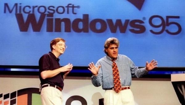 Hài kịch gia người Mỹ  Jay Leno với đồng sáng lập Microsoft là Bill Gates đã xuất hiện trên sân khấu ra mắt hệ điều hành Windows 95.