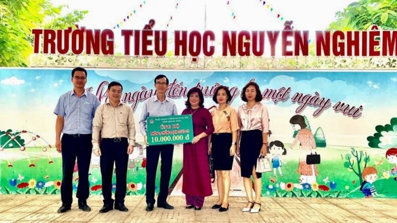 Trao ủng hộ kinh phí phòng, chống dịch Covid-19 tại Trường Tiểu học Nguyễn Nghiêm, TP. Quảng Ngãi.