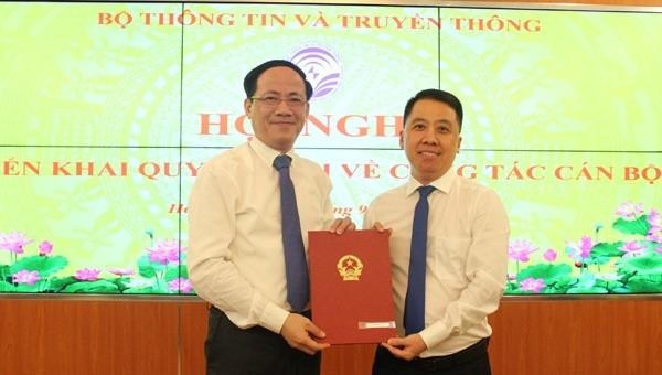 Thứ trưởng Bộ TT&TT Phạm Anh Tuấn trao quyết định cho ông Lã Hoàng Trung (phải). Ảnh: Bộ TT&TT