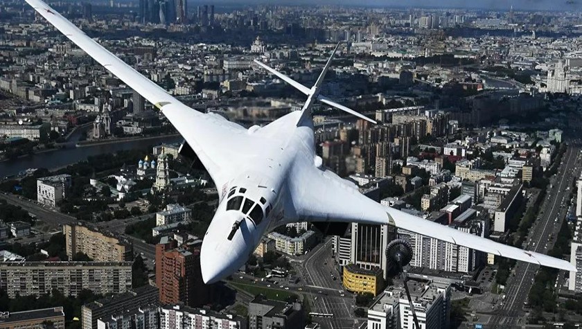 Máy bay Tu-160 xuất hiện trong Lễ diễu hành quân sự kỷ niệm Ngày chiến thắng trên bầu trời Moscow (Nga).