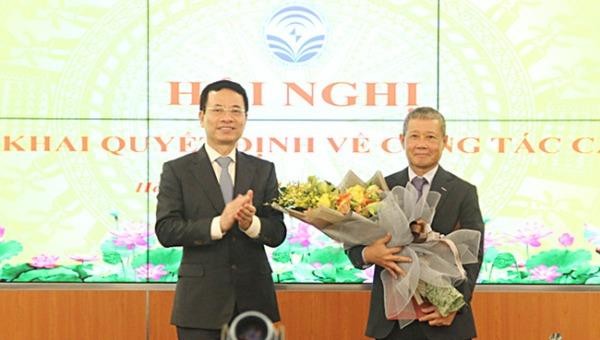 Thứ trưởng Thông tin và Truyền thông Nguyễn Thành Hưng (bên phải) nhận Quyết định nghỉ hưu.