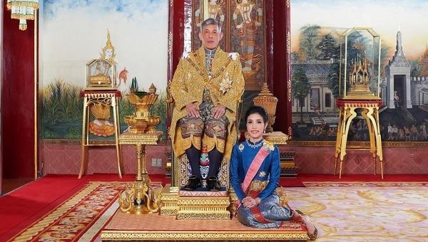 Đức Vua Thái Lan Maha Vajiralongkorn và Hoàng quý phi Sineenat Wongvajirapakdi. Ảnh: AFP