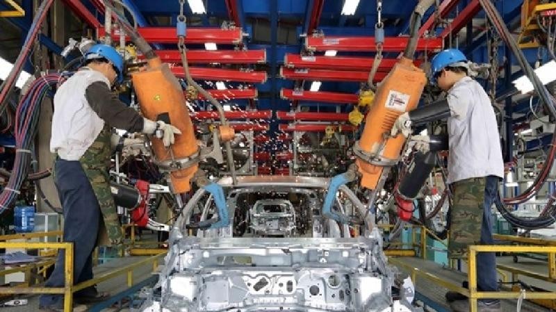Sản xuất ôtô tại nhà máy của Công ty Ford Việt Nam (liên doanh giữa Tập đoàn ôtô Ford của Hoa Kỳ và Công ty Diesel Sông Công). (Ảnh: Trần Việt/TTXVN)