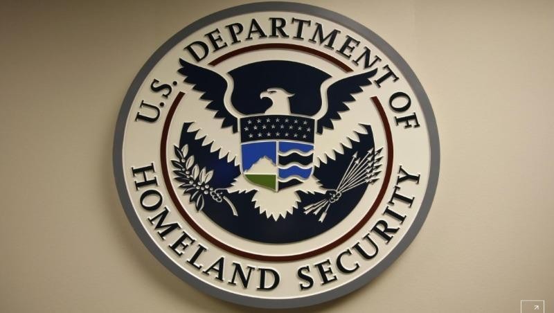 Logo của Bộ An ninh Nội địa Mỹ gắn tại Trung tâm Tích hợp Truyền thông & An ninh Mạng Quốc gia (NCCIC). Ảnh: Reuters
