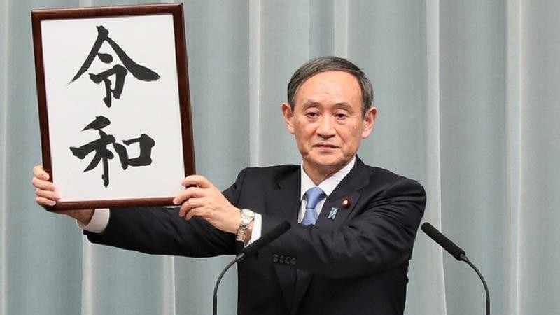 Ông Suga trong buổi họp báo công bố thay đổi Niên hiệu vào ngày 1/4/2019.