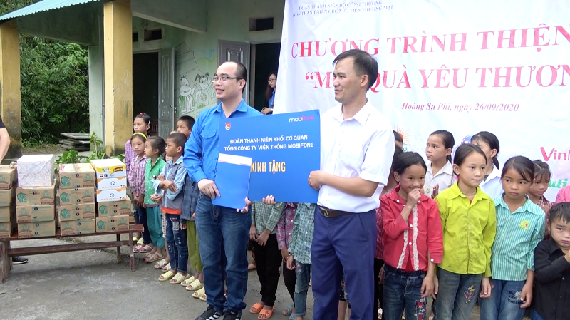 Đại diện Đoàn Thanh niên MobiFone trao quà tặng Trường phổ thông dân tộc bán trú Tiểu học và Trung học cơ sở Tả Sử Choóng.