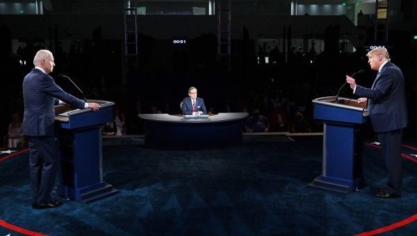 Ông Joe Biden (trái) và ông Donald Trump (phải) trong cuộc tranh luận bầu cử đầu tiên.