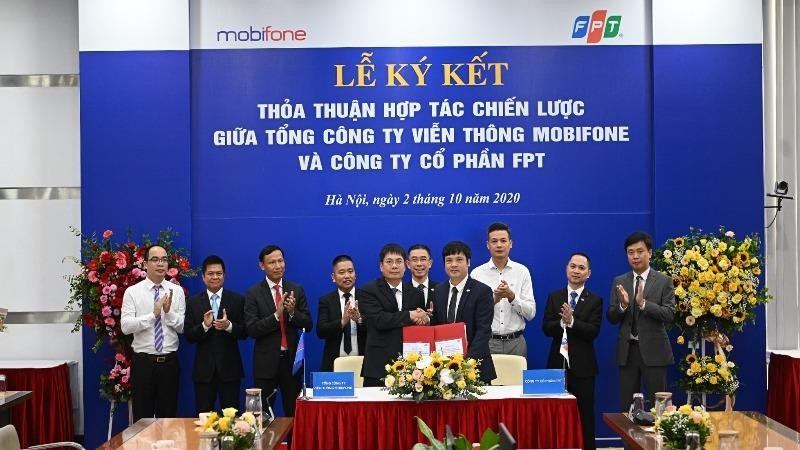 Ông Tô Mạnh Cường – Tổng giám đốc MobiFone và ông Nguyễn Văn Khoa – Tổng giám đốc Công ty Cổ phần FPT ký kết Thỏa thuận hợp tác chiến lược giữa MobiFone - FPT.