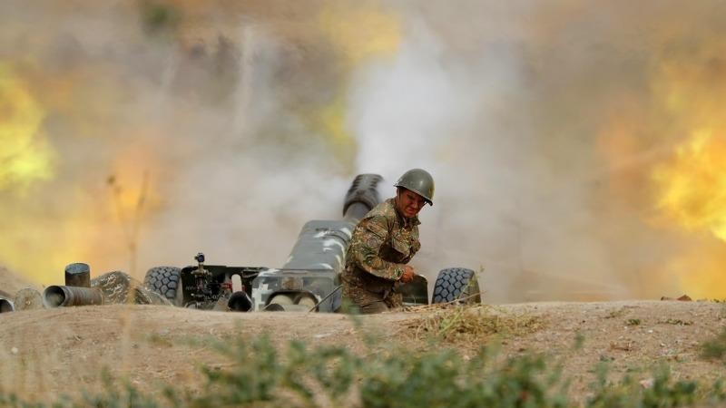 Binh sỹ Azerbaijan nã pháo về phía lực lượng Armenia trong cuộc xung đột tại khu vực tranh chấp Nagorno-Karabakh. (Ảnh: AFP/TTXVN)