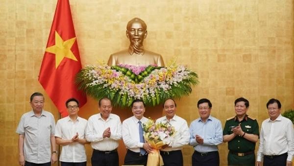 Thủ tướng Nguyễn Xuân Phúc chúc mừng tân Chủ tịch UBND TP. Hà Nội Chu Ngọc Anh - Ảnh: VGP/Quang Hiếu.
