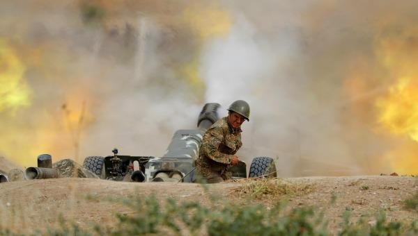 Lực lượng Armenia nã pháo về phía tiền đồn quân đội Azerbaijan trong cuộc xung đột tại khu vực tranh chấp Nagorno-Karabakh. (Ảnh: AFP/TTXVN)