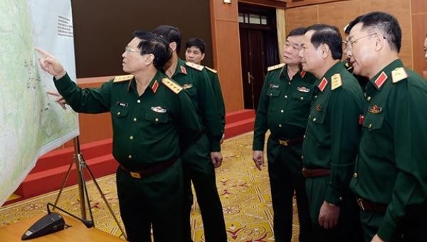Đại tướng Ngô Xuân Lịch cùng các đại biểu dự họp kiểm tra địa hình các khu vực sạt lở qua bản đồ.
