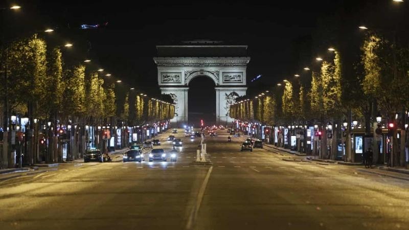 Đại lộ Champs-Elysees gần như không có người vì lệnh giới nghiêm có hiệu lực ở Paris vào tối thứ Bảy – 17/10. Ảnh: Lewis Joly/AP