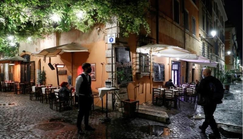Một nhà hàng ở Rome vắng vẻ khi Ý thắt chặt các quy định nhằm ngăn chặn lây lan của COVID-19.