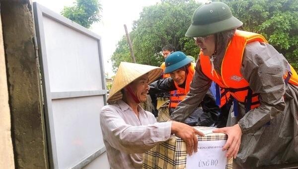 Đoàn công tác của NHCSXH đã trực tiếp trao quà hỗ trợ cho gia đình ông Hoàng Trọng Phú (thôn Trần Xá, xã Hàm Ninh, huyện Quảng Ninh, Quảng Bình).