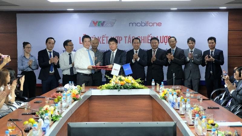 Ông Tô Mạnh Cường - Tổng Giám đốc MobiFone và ông Bùi Huy Năm – Tổng giám đốc VTVcab ký kết thỏa thuận hợp tác chiến lược.