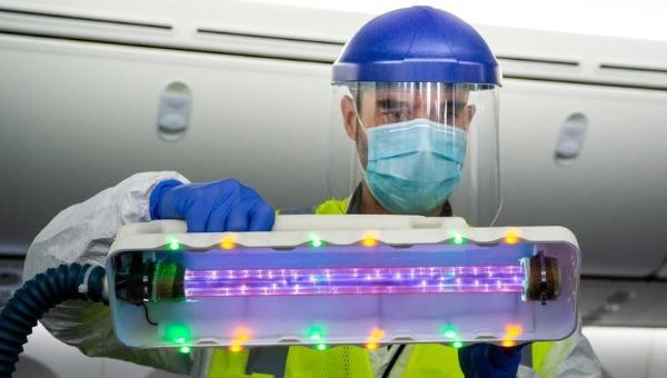 Thử nghiệm cũng đánh giá tính hiệu quả của đèn cực tím được phát triển bởi Boeing.